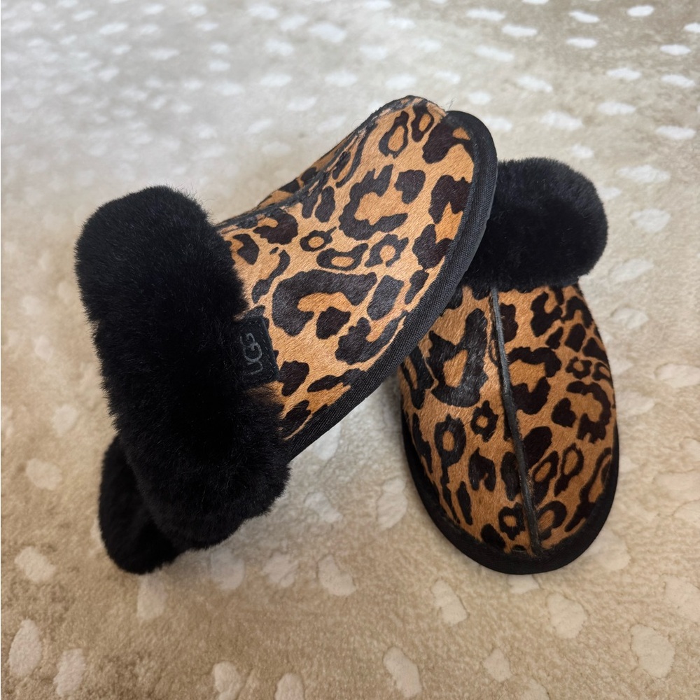 UGG Leopard Scuffette II Slippers - Picture 2 of 6